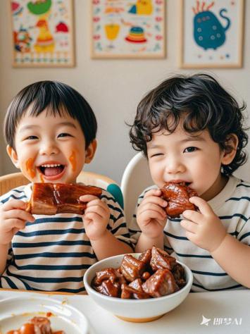 两个萌娃吃红烧肉的欢乐瞬间