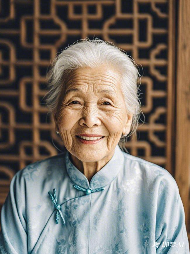 慈祥老妪穿蓝衫，中式窗格映温柔