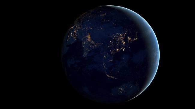 地球夜景俯瞰图：灯火辉煌的亚洲大陆