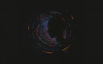 赛博朋克光轨人像：数字隧道中的神秘剪影